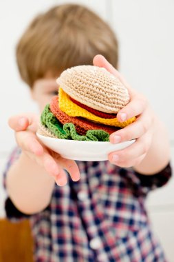 Salata, peynir, salatalık, turşu ve domatesli el yapımı tığ işi hamburger. Fast food, anaokulu çocukları için mutfak oyuncakları. Evde çocukların hayal gücünü geliştirmek için duyusal pişirme oyunları..