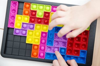 Şekillere uyuyor. Plastik renkli 