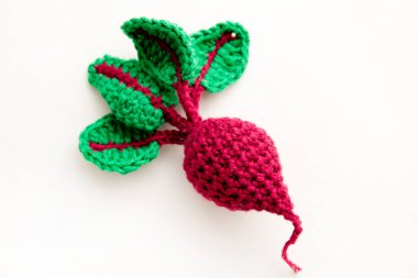 Örgü sebze: Pancar. Konsept. Şekillendirme. El sanatları. Çocukların iyi motor becerileri olması için ekolojik oyuncaklar. El yapımı oyuncaklar.