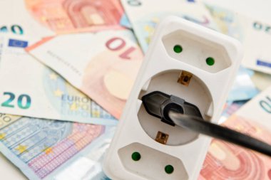 Avro banknotlarının elektrik prizi. Elektrik maliyeti ve pahalı enerji kavramları. Artan tüketim, enerji krizi. Enflasyon. Fiyat seviyesi her yıl daha pahalı oluyor..