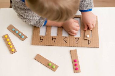 Insert the appropriate ball strap into the designated numbered slot. Elementary mathematics. A tool for preschool education. Children's Early Learning Montessori Counting Kit.