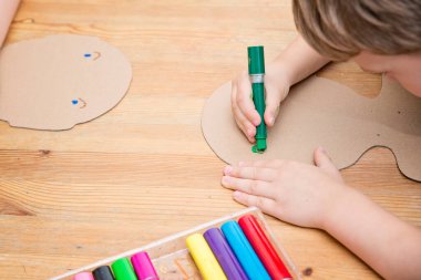 Kuaförde oynuyordum. Sıfır atık, yeniden ambalaj malzemeleri kullanılıyor. Kullanılmış karton ve köpükten yapılmış müşteri oyuncağı. Saç kesen çocuk. Evde rol yapma oyunları.