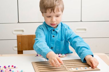 Çocuk yuvası aktivitesi. Erken eğitim, çocukların iyi motor becerileri geliştirmesi için uygulama, oyun yoluyla mantıklı düşünme. El uyarma oyuncağı - göz koordinasyonu, hafıza eğitimi