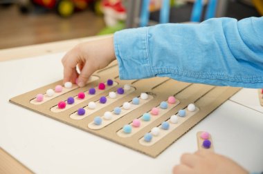 Çocuk yuvası aktivitesi. Erken eğitim, çocukların iyi motor becerileri geliştirmesi için uygulama, oyun yoluyla mantıklı düşünme. El uyarma oyuncağı - göz koordinasyonu, hafıza eğitimi