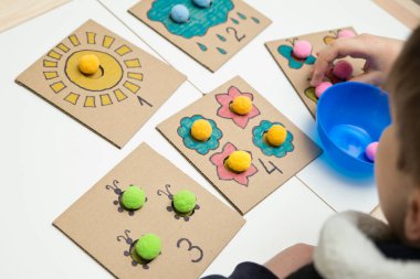 Karton ve ponponlardan el yapımı çocuklar. Erken eğitim, Montessori yöntemi. İyi motor becerileri geliştirmek için uygulama, mantıklı düşünme, saymayı öğrenme.