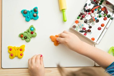 Boncuklarla süslenmiş plastik kelebekler. Seramik ve çömlekçiliğin başlangıcı. Evde etkinlikler, sanat terapisi, yaratıcılık ve hayal gücü egzersizleri .