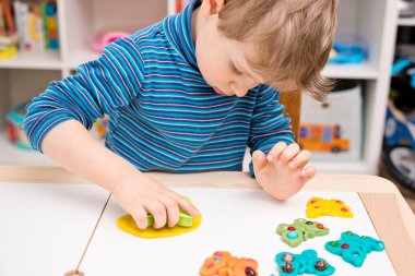 Boncuklarla süslenmiş plastik kelebekler. Seramik ve çömlekçiliğin başlangıcı. Evde etkinlikler, sanat terapisi, yaratıcılık ve hayal gücü egzersizleri .