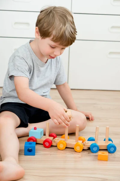 Menino Sentado Chão Brincando Com Madeira Colorido Trem Bloco Emprego — Fotografia de Stock