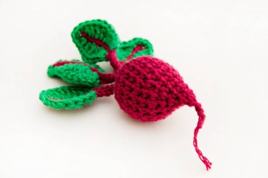 Örgü sebze: Pancar. Konsept. Şekillendirme. El sanatları. Çocukların iyi motor becerileri olması için ekolojik oyuncaklar. El yapımı oyuncaklar.