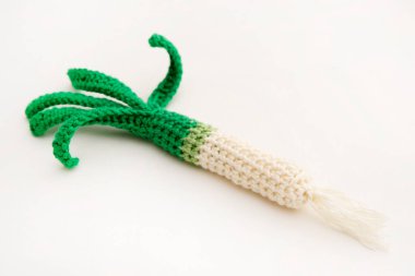 Örgü sebze: Soğan. Kavram. Şekil verme. El sanatları. Çocukların iyi motor becerileri olması için ekolojik oyuncaklar. El yapımı oyuncaklar. Montessori eğitimi.