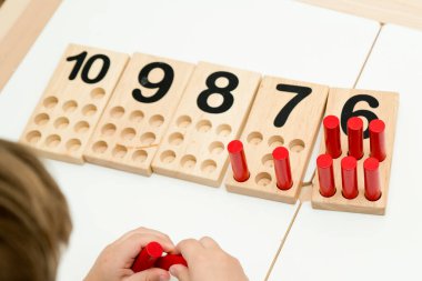 Montessori metodolojisinin ahşap figürleri. Matematik çocukları çocuklar için bulmaca sayıyor. Geliştirilmesi gereken bilgisayar oyunları eğitimi. Zeki bir çocuk matematik oyuncağı. Sayı oyunu tahtası.