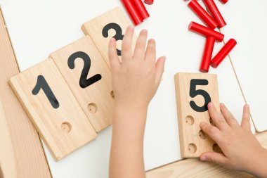 Montessori metodolojisinin ahşap figürleri. Matematik çocukları çocuklar için bulmaca sayıyor. Geliştirilmesi gereken bilgisayar oyunları eğitimi. Zeki bir çocuk matematik oyuncağı. Sayı oyunu tahtası.