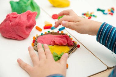 Farklı materyalleri aktif olarak keşfetmek için DIY oyuncak. Anaokulu veya anaokulu için duyusal ve hareketli eğitim seansları sağlamak için bir araç. Çocuklar ve otistler için Montessori tipi mesleki terapi.