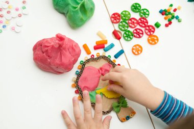 Farklı materyalleri aktif olarak keşfetmek için DIY oyuncak. Anaokulu veya anaokulu için duyusal ve hareketli eğitim seansları sağlamak için bir araç. Çocuklar ve otistler için Montessori tipi mesleki terapi.