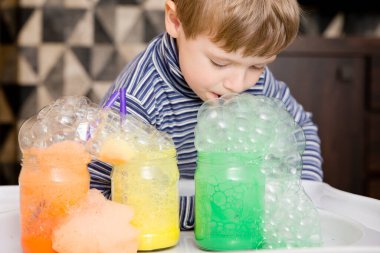 Renk kabarcıkları. Anaokulu ya da solunum rehabilitasyonu için oyun. Akciğerler için solunum terapisi. Evdeki basit DIY aktiviteleri. 5 dakikalık bir gemi. Montessori biçimi görevi.