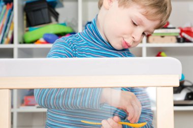 Renkli sakinleştirici kum. Duyusal ve hareketli eğitim oturumları sağlamak için okul öncesi ya da çocuk odasını rahatlatmak için kum sanatı çerçevesi. Çocuklar ve otistler için Montessori tipi mesleki terapi.