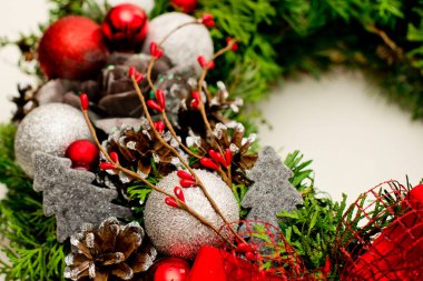 Kış mevsimi kutlamaları. Yeni yıl festivali. Bir Advent çelengi ile şenlik arka planı. Noel havası. El yapımı dekorasyon.