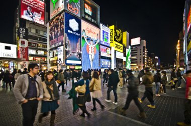 Geceleri dotonbori osaka bölgesinde yürüyüş