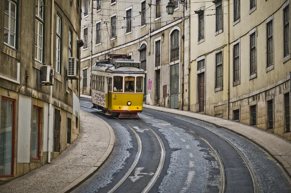 Un tranvía amarillo típico de Lisboa — Foto de Stock