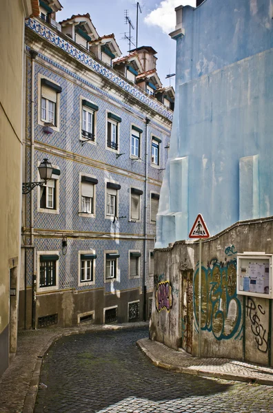 Una pequeña calle en la zona de Alfama en Lisboa — Foto de Stock