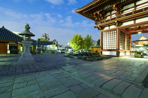 Shitennojin temppelin sisäänkäynti Osakassa — kuvapankkivalokuva