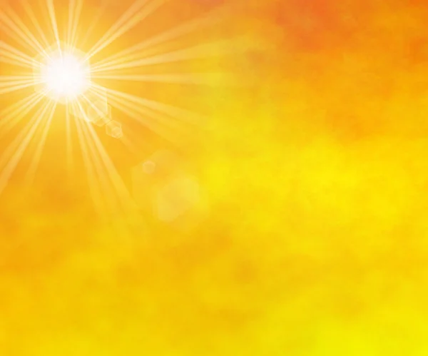 Raggi di sole estivi con brillamento della lente — Foto Stock