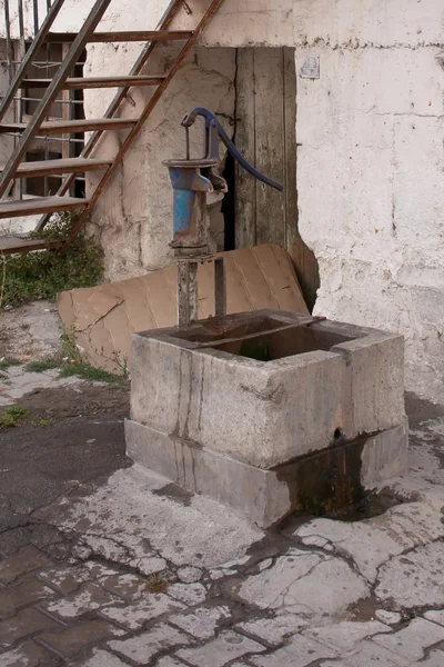 Una vieja bomba de agua — Foto de Stock