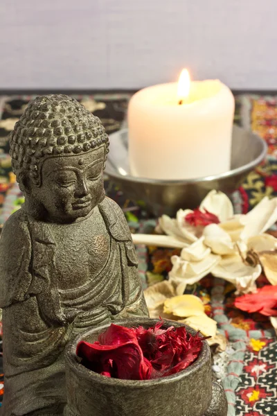 Buddha ve mumlar