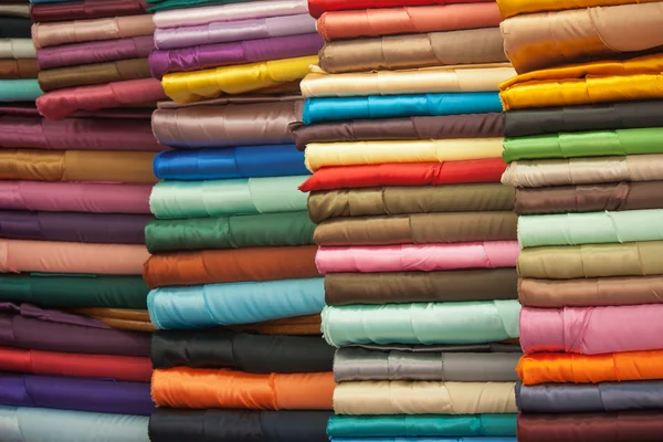 Ułożone kolorowe tkaniny — Zdjęcie stockowe
