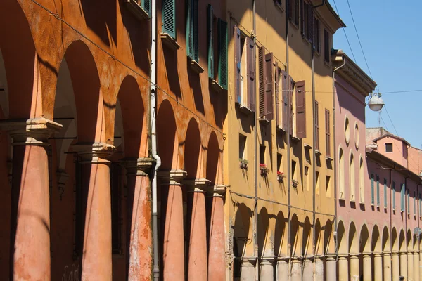 Portikus paláce starého centra města Bologna — Stock fotografie