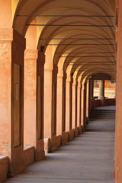 San luca arcade in bologna, Italië — Stockfoto