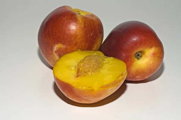 Trois nectarines fraîches sur fond blanc — Photo