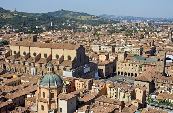 Vista aérea de la plaza principal de la torre asinelli —  Fotos de Stock