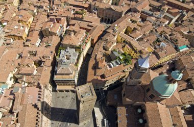 asinelli Kulesi için ana kare havadan görünümü