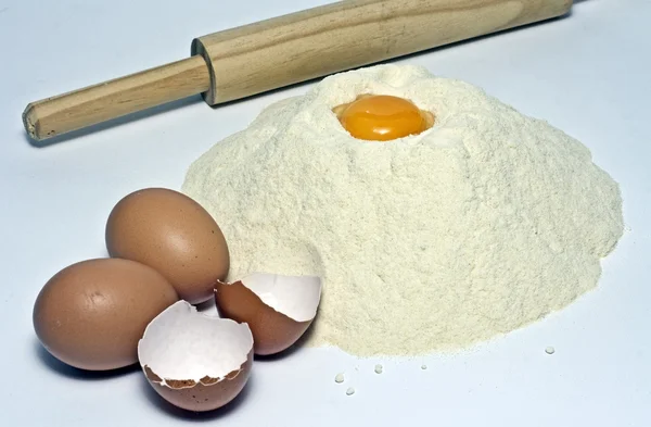 Flour, eggs and rolling pin — Stock Photo, Image