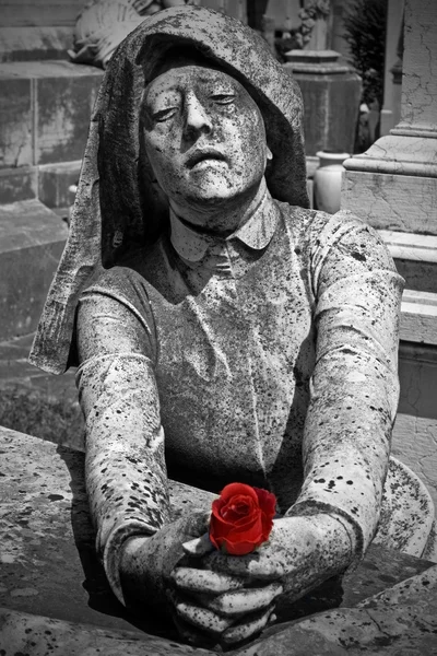 Staty av en kvinna som ber på en grav — Stockfoto