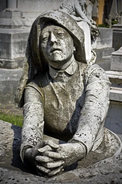 Estatua de una mujer rezando sobre una tumba — Foto de Stock