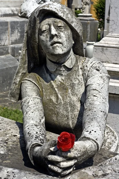 Estatua de una mujer rezando sobre una tumba — Foto de Stock