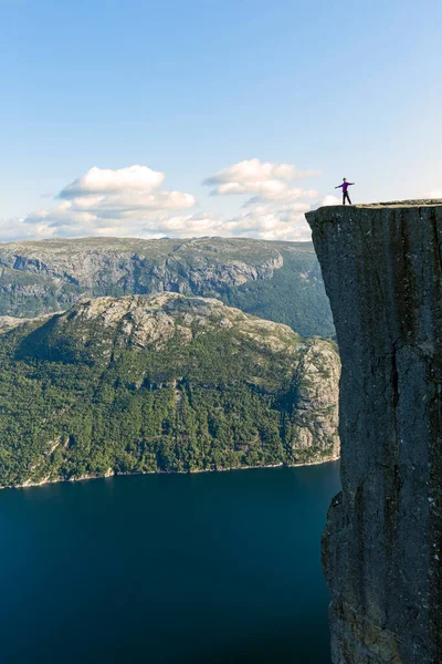 Турист Стоячи Відвідайте Дивлячись Fjerd Відвідайте Знаменитої Скелі Біля Норвезька — стокове фото