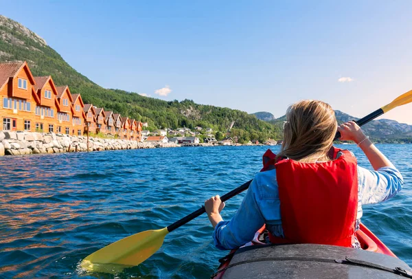 Kayak River Trip Noruega Chica Rubia Kayak Rojo Remando Disfrutando —  Fotos de Stock