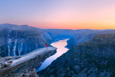 Norveç 'in en görkemli ve en ünlü uçurumu olan Trolltunga Kayası' ndaki yalnız turist