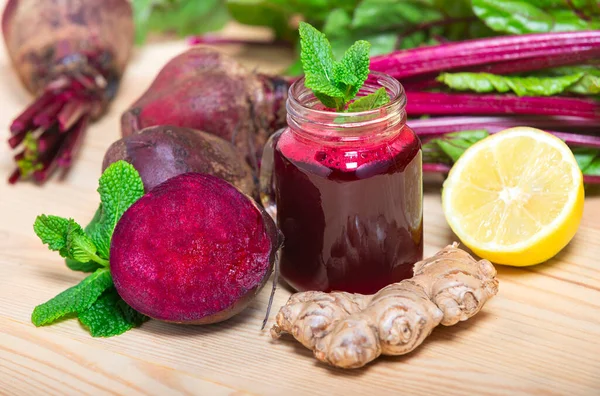 Red Beetroot Gengibre Smoothie Limão Fundo Madeira Bebidas Caseiras Desintoxicação — Fotografia de Stock