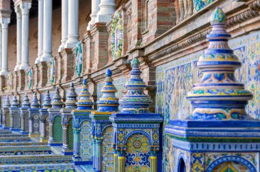 İspanya, Sevilla 'daki İspanya meydanından dekore edilmiş seramik - seçici odaklanma