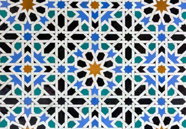 Eski İslami fayanslar (ayrıca zellige veya azulejos olarak da bilinir) Alhambra 'nın içindeki Nasrid saraylarının duvarlarını süsleyen geleneksel geometrik desenlere sahiptir. Granada, Endülüs, İspanya.