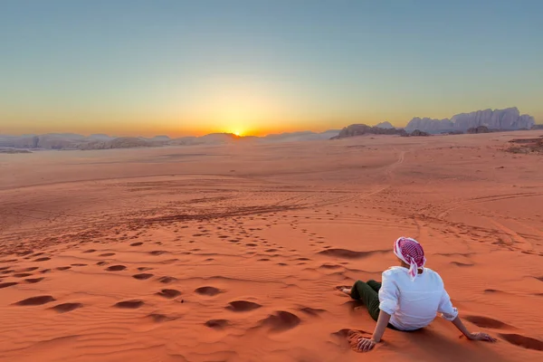 Femme Profitant Magnifique Coucher Soleil Dans Désert Wadi Rum Jordanie — Photo