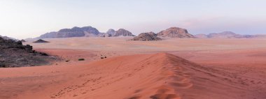 Wadi Rum Çölü 'ndeki (Ay Vadisi) kumtaşı kayalarının panoramik görüntüsü. Ürdün,