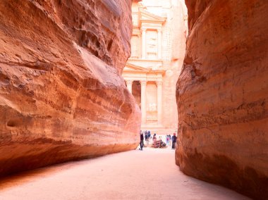 Petra, Jordan. Petra 'daki Hazine (Hazine) Siq' ten görüldü.