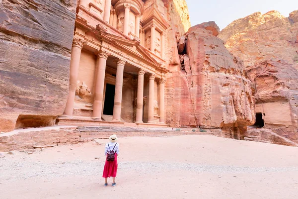 Young Girl Traveler Hat Standing Viewpoint Petra Ancient City Looking — Fotografia de Stock