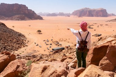 Wadi Rum, Ürdün, Orta Doğu'da çölün panoramik manzarasına bakan bir turist.