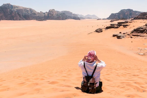 Wadi Rum, Ürdün, Orta Doğu'da çölün panoramik manzarasına bakan bir turist.